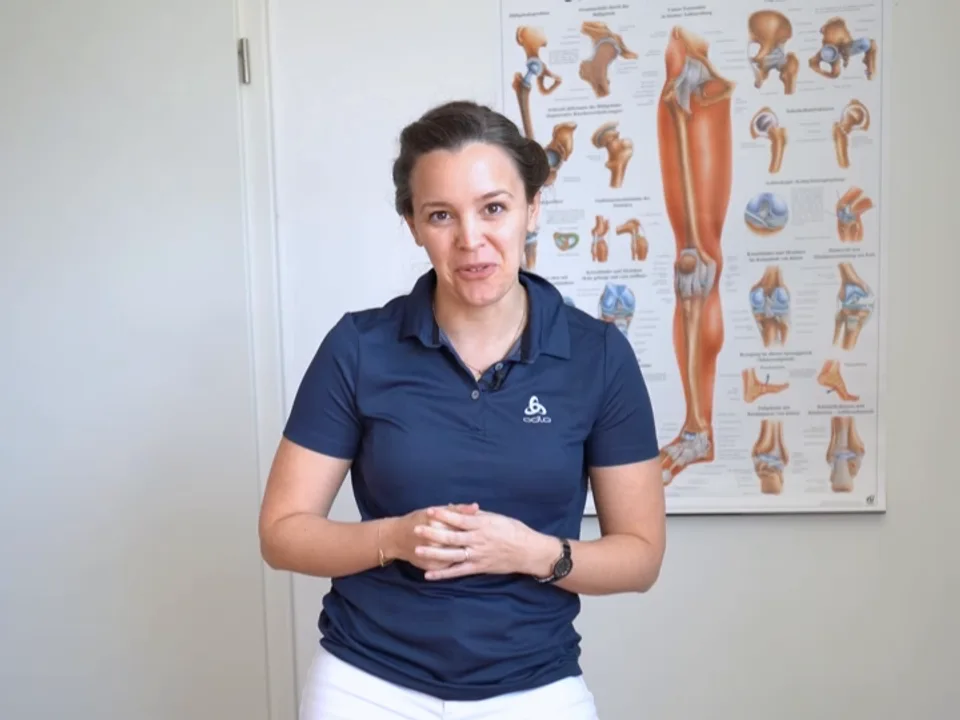 Diana erklärt im Videokurs vor einer Anatomie-Tafel