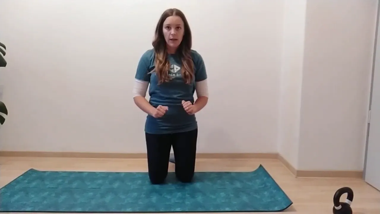 Diana zeigt im Übungsvideo eine Übung auf der Matte